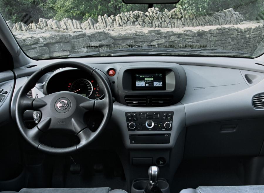  Nissan Almera Tino 2000 года  (фото 9 из 18)